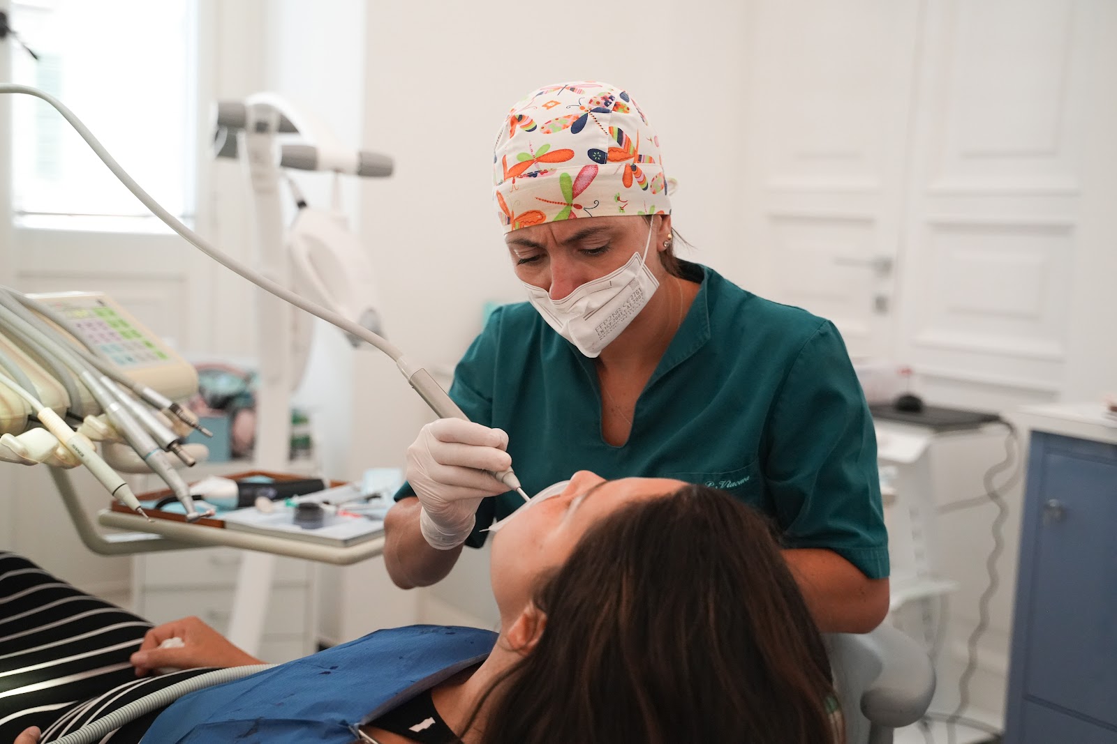 Il medico durante una seduta in studio